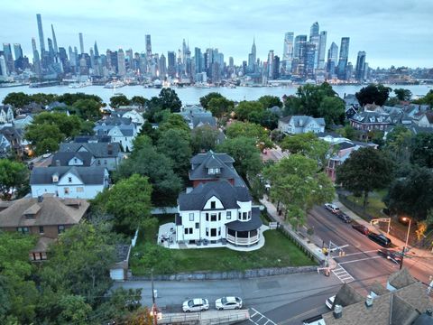 Homes For Sale - 711 Boulevard<br/> Hudson County, Weehawken, NJ 07086