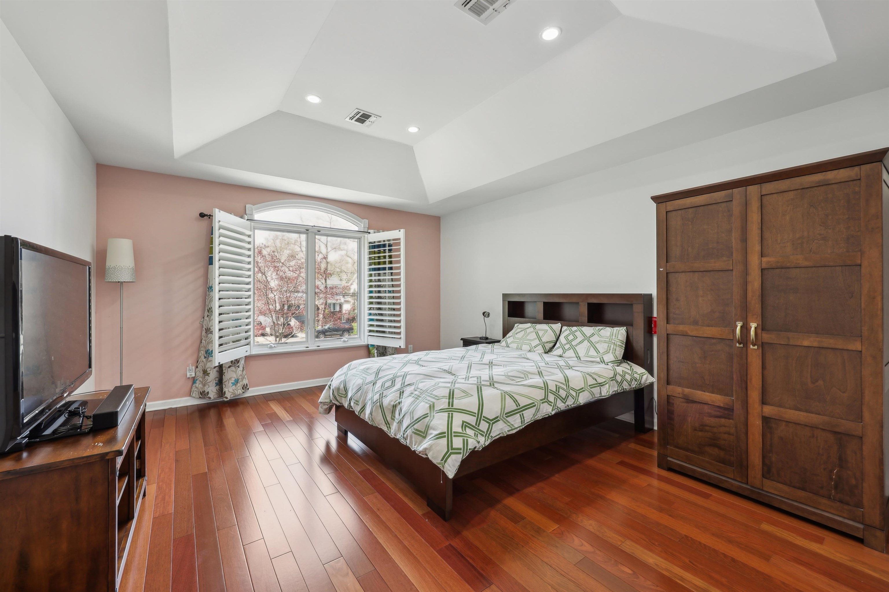 690 Golden Ave, Secaucus, New Jersey image 13