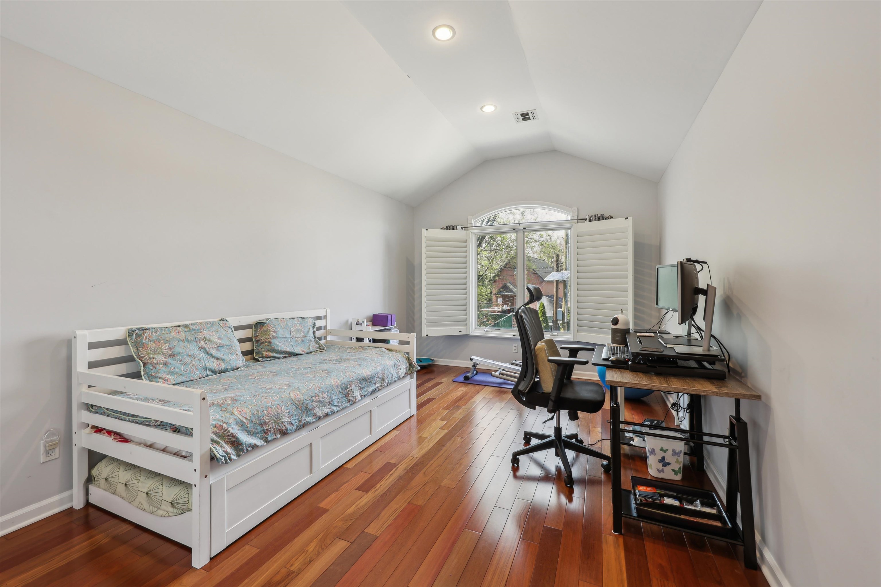 690 Golden Ave, Secaucus, New Jersey image 10