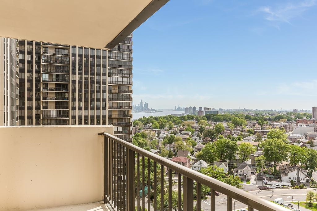 300 Winston Dr #1817, Cliffside Park, New Jersey image 25