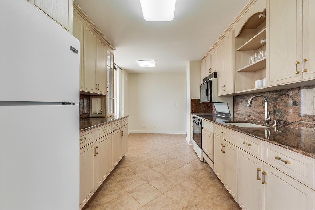 300 Winston Dr #1817, Cliffside Park, New Jersey image 13