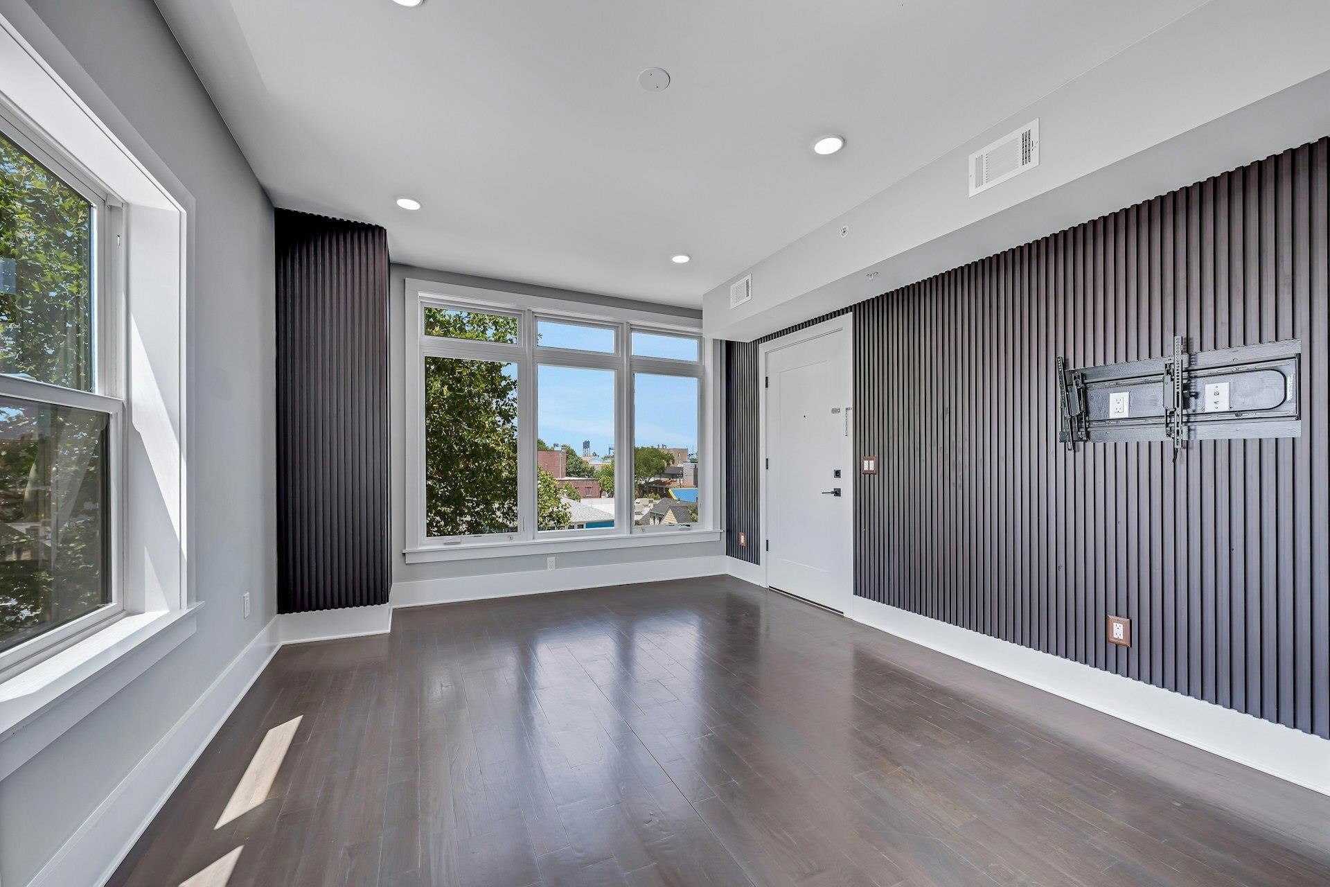 76 CORBIN AVE 3