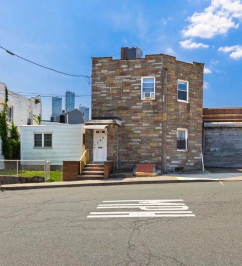 Homes For Sale - 197 Laidlaw Ave<br/> Jersey City, NJ 07306