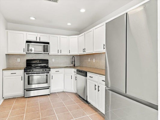 10 COTTONWOOD ST, JERSEY CITY, NJ 07305 - Image e7e1a9ec2f0b6d6653e02e16db199bf9/2110929181