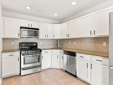 Condo For Rent - 10 Cottonwood St<br/> Hudson County, Jersey City, NJ 07305