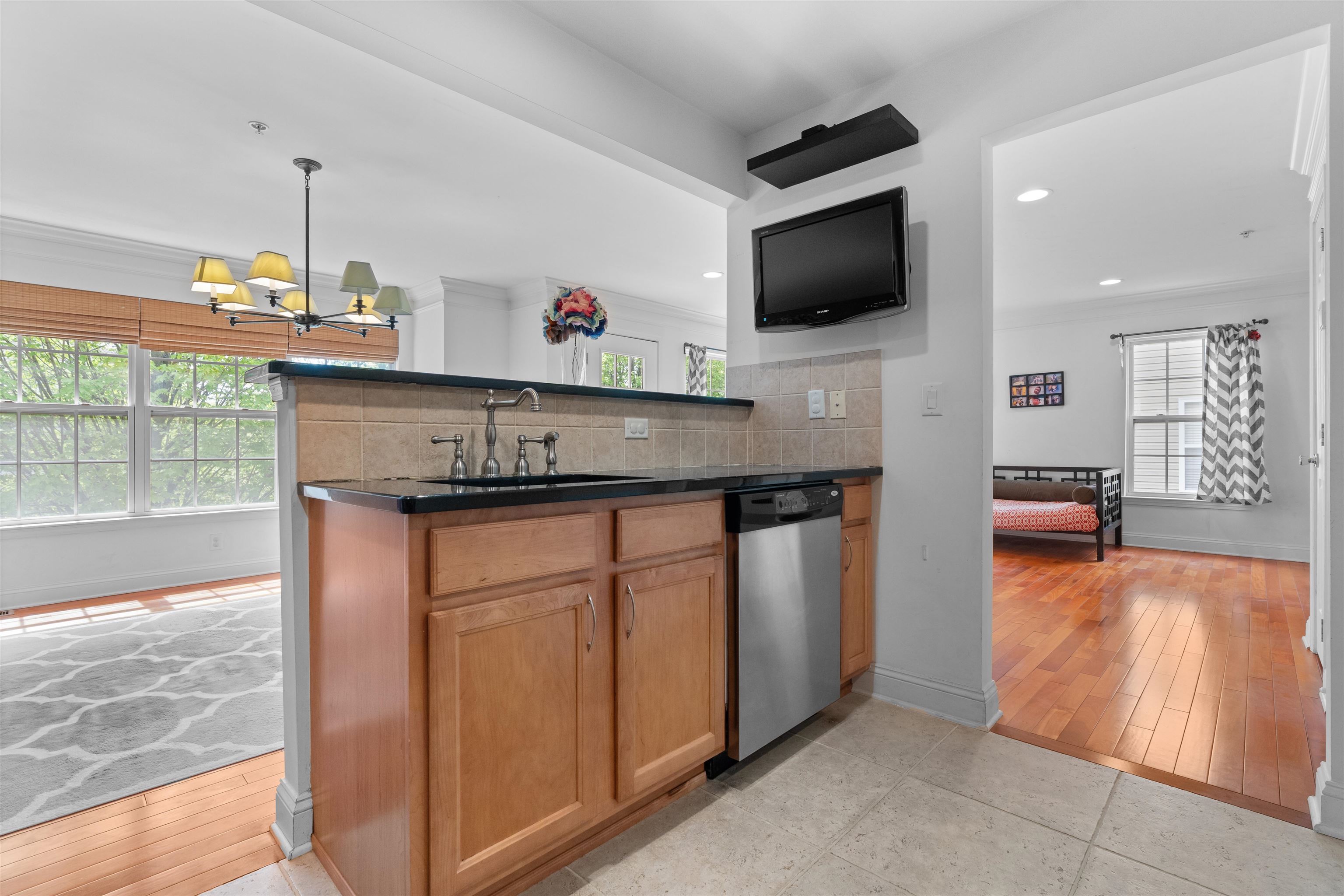 202 Blue Heron Dr, Secaucus, New Jersey image 9