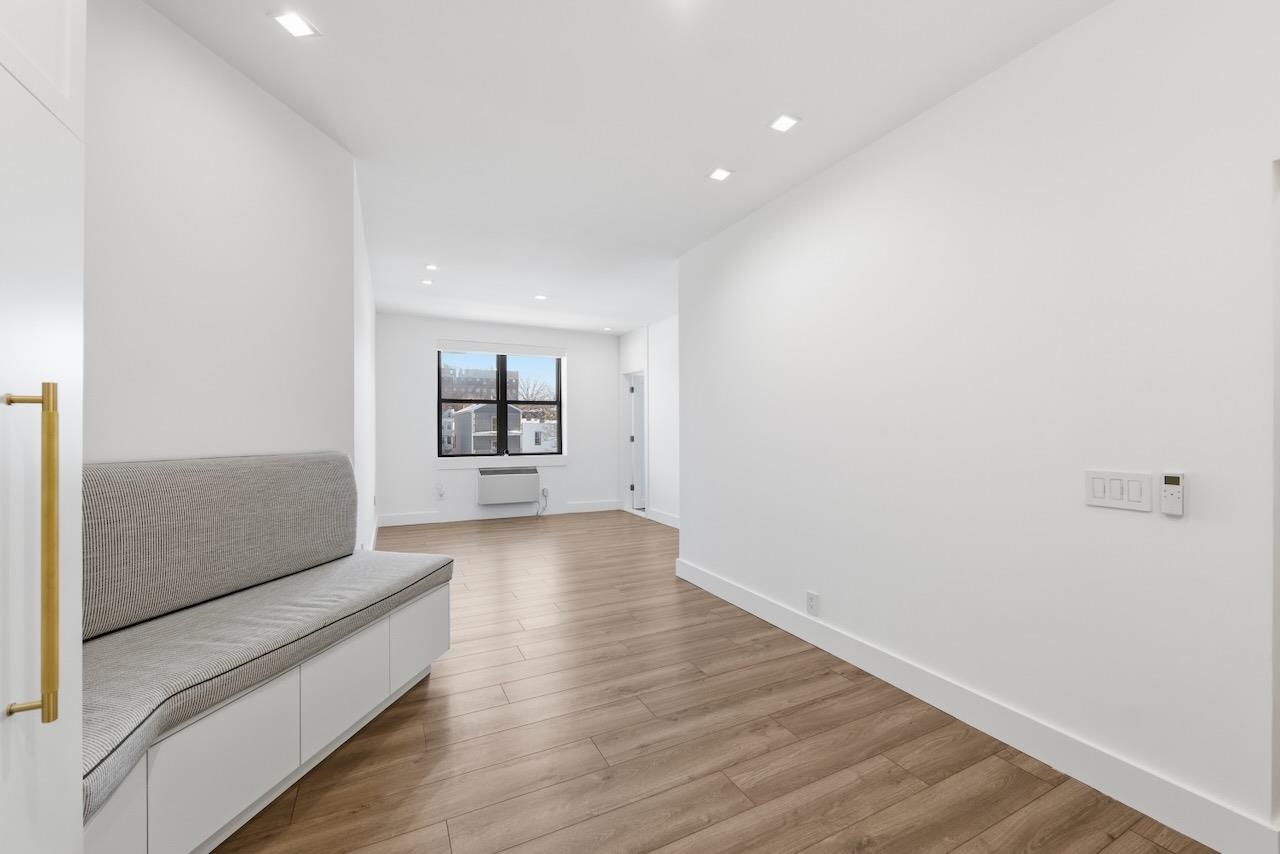 43-49 VAN WAGENEN AVE 401