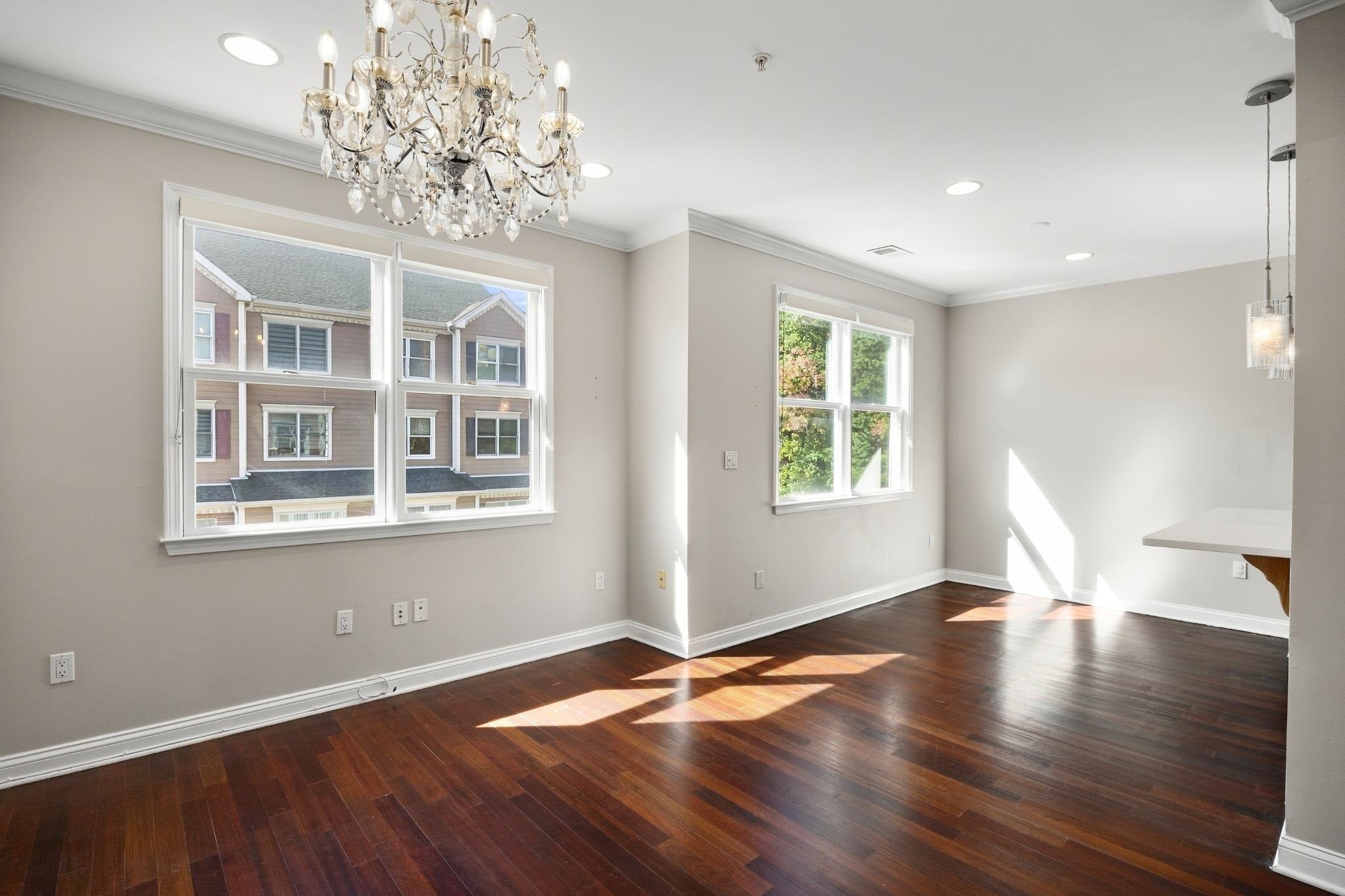 382 KINGSTON CT