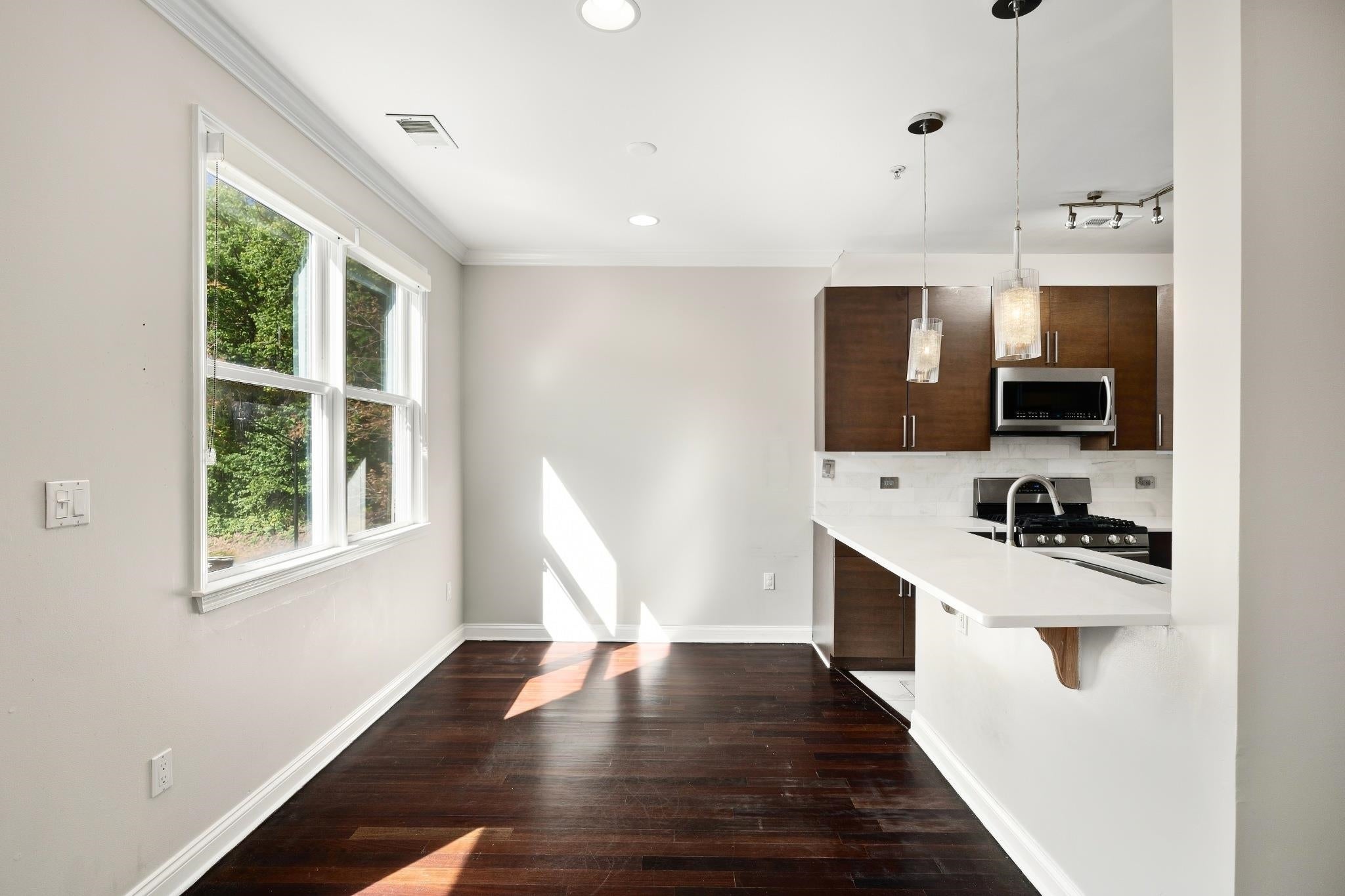 382 KINGSTON CT