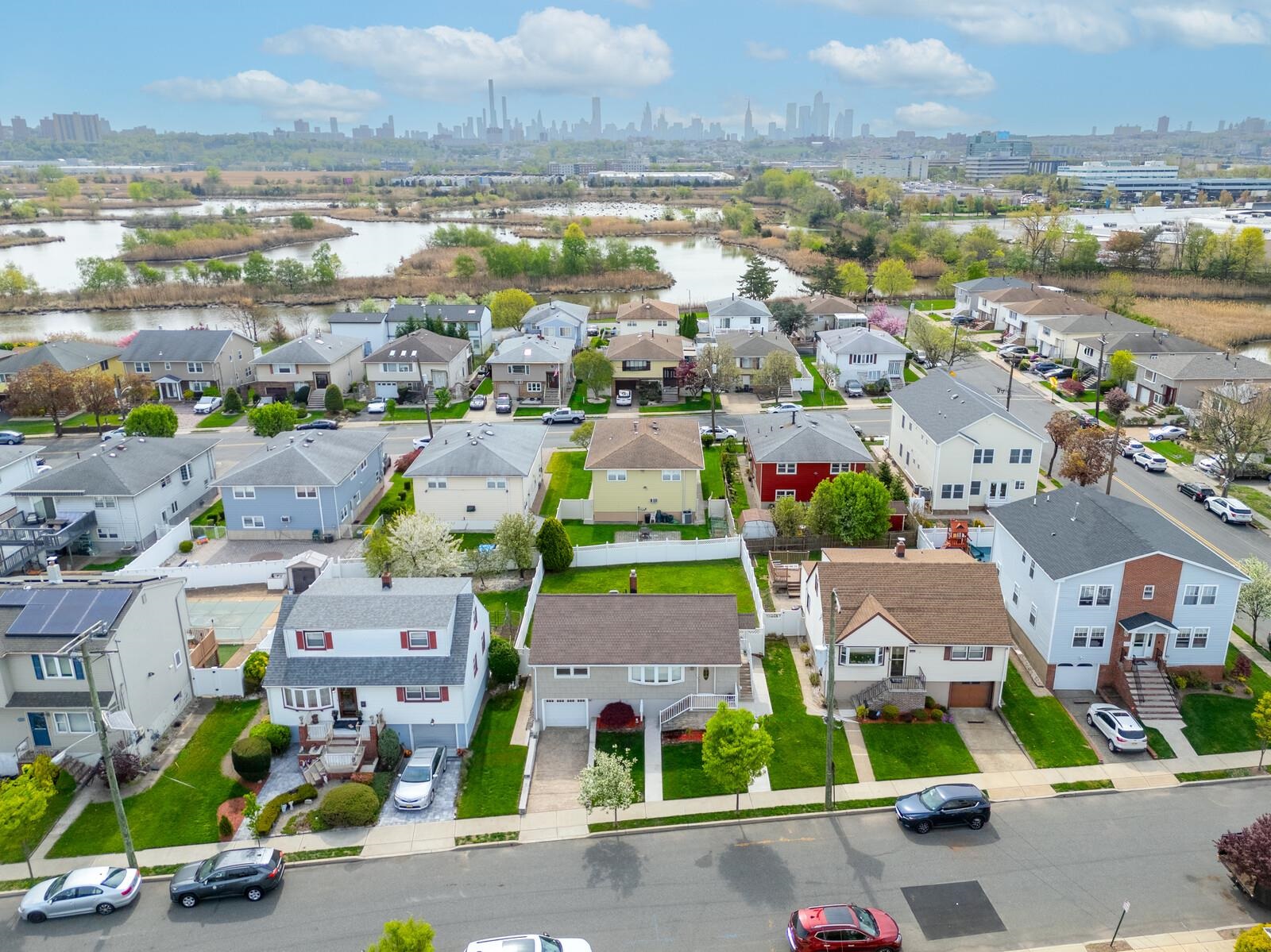 1026 Gillis Pl, Secaucus, New Jersey image 3