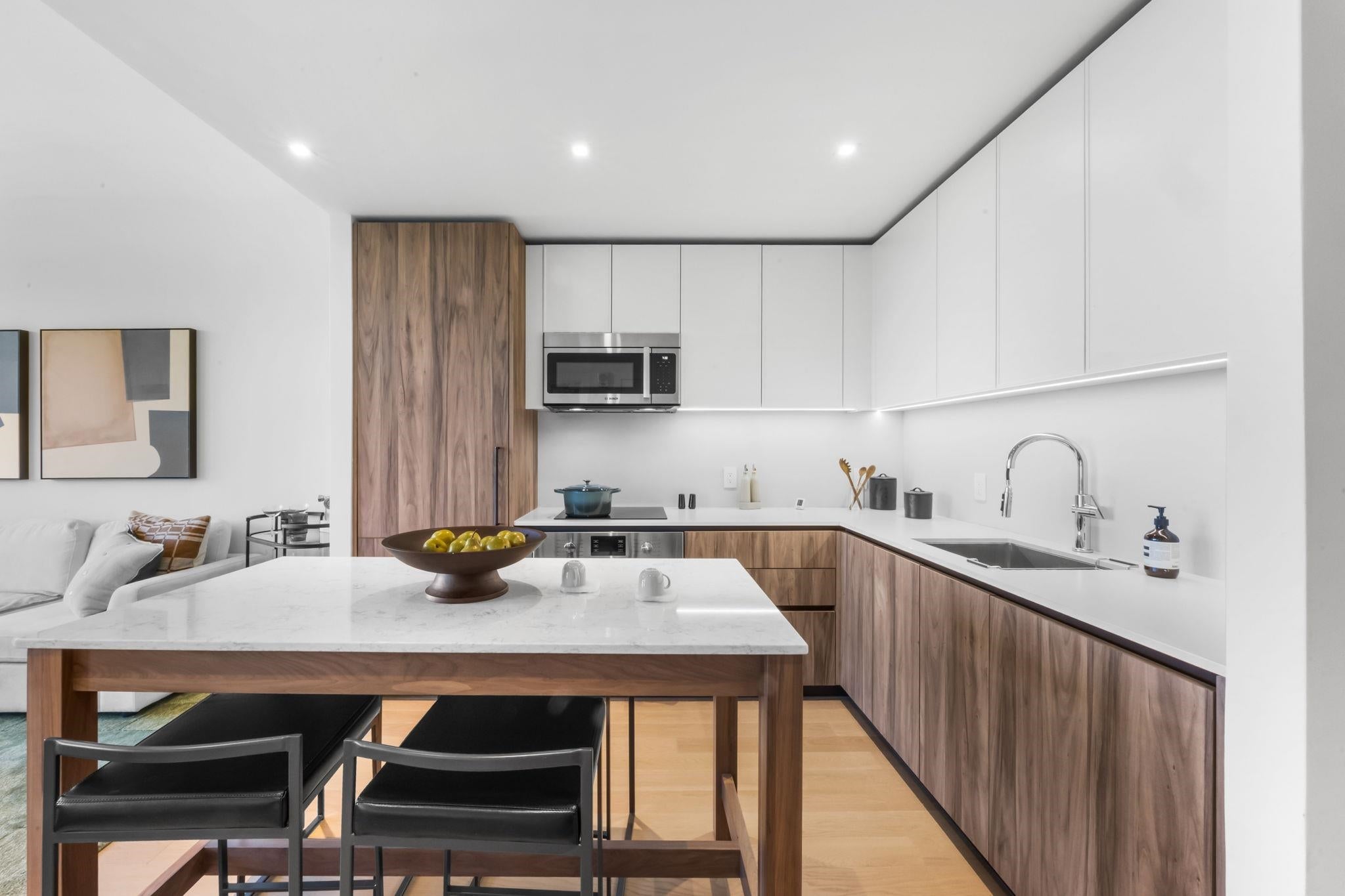 387 8TH ST 2D