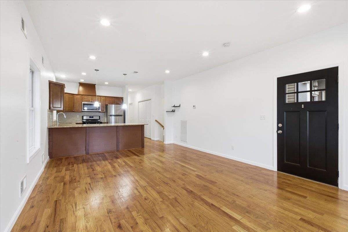 28 DAVIS ST 2
