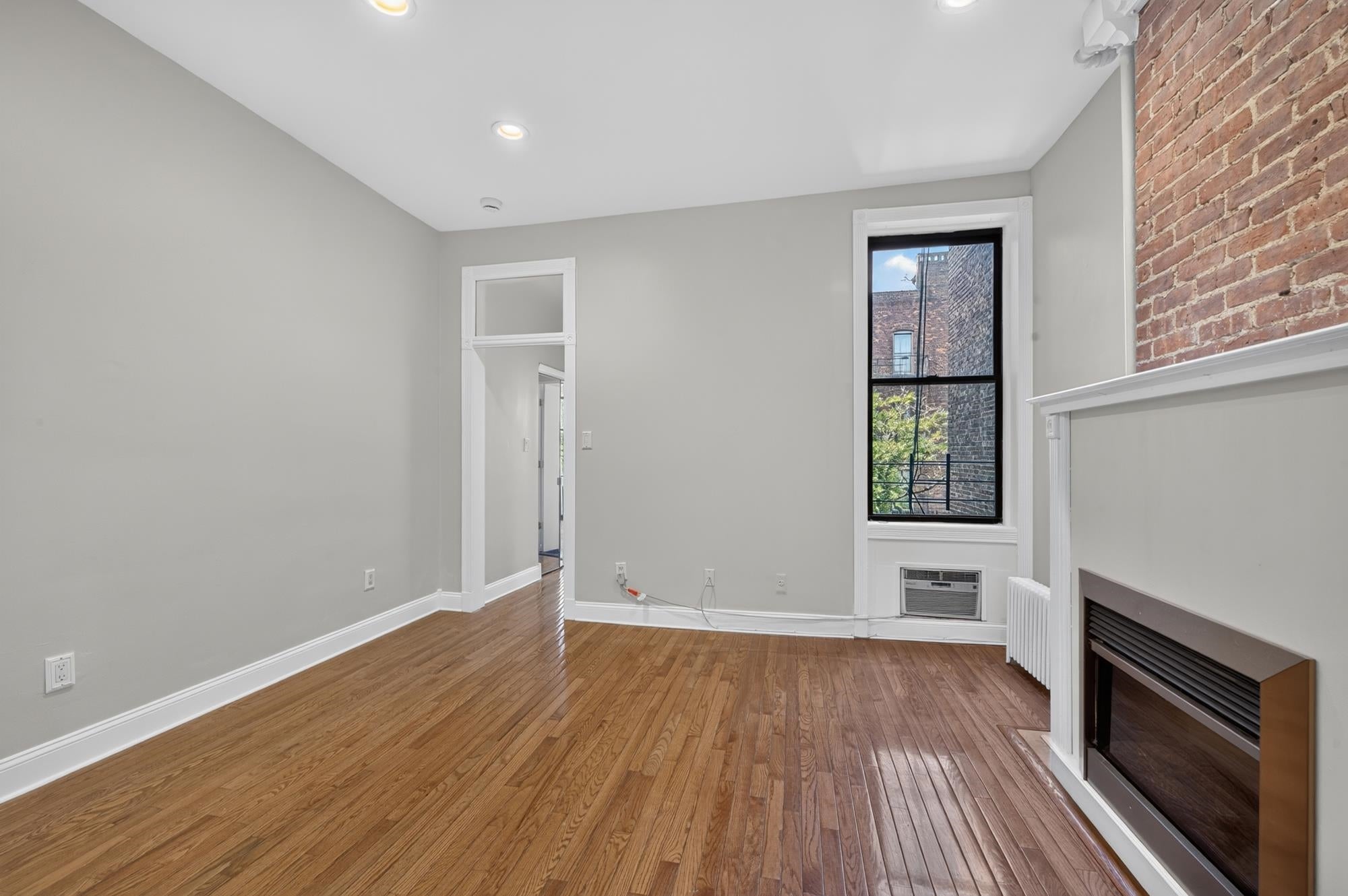 1122 HUDSON ST #4b