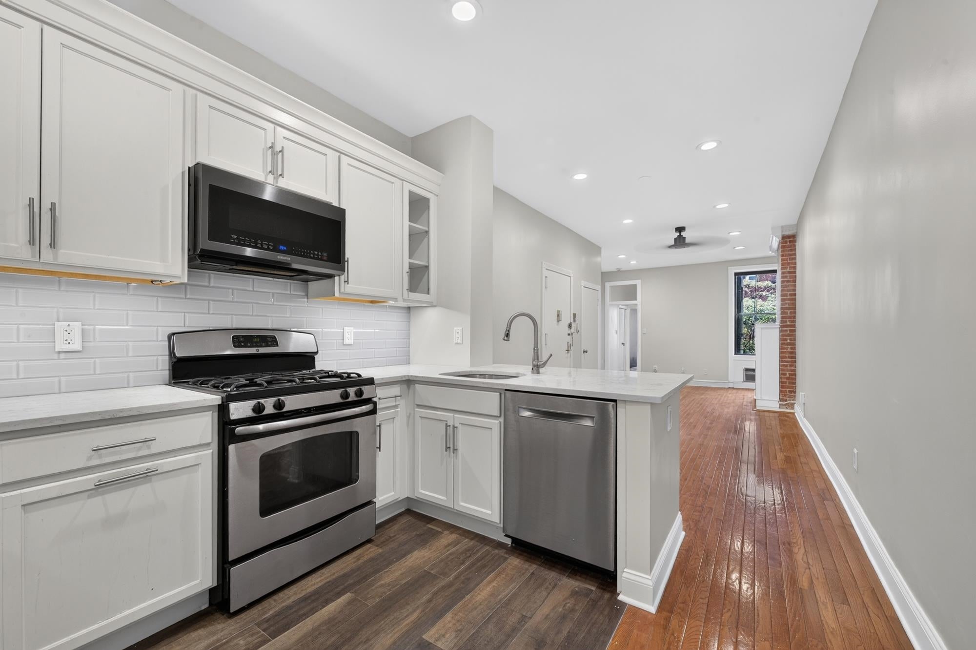 1122 HUDSON ST #4b