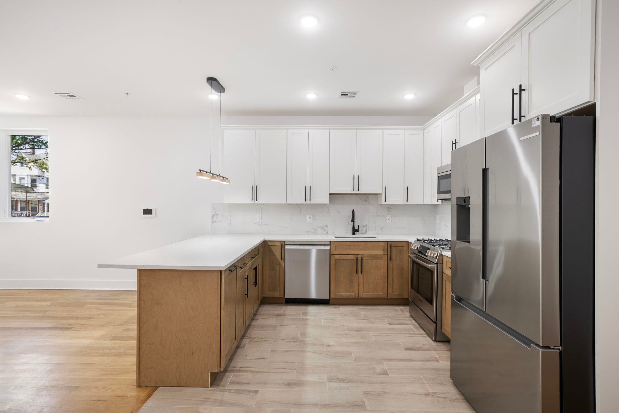 1001 SUMMIT AVE 2