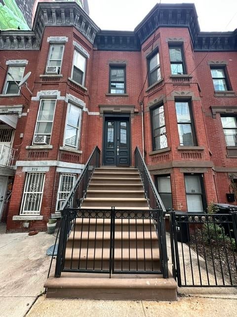 22 COTTAGE ST