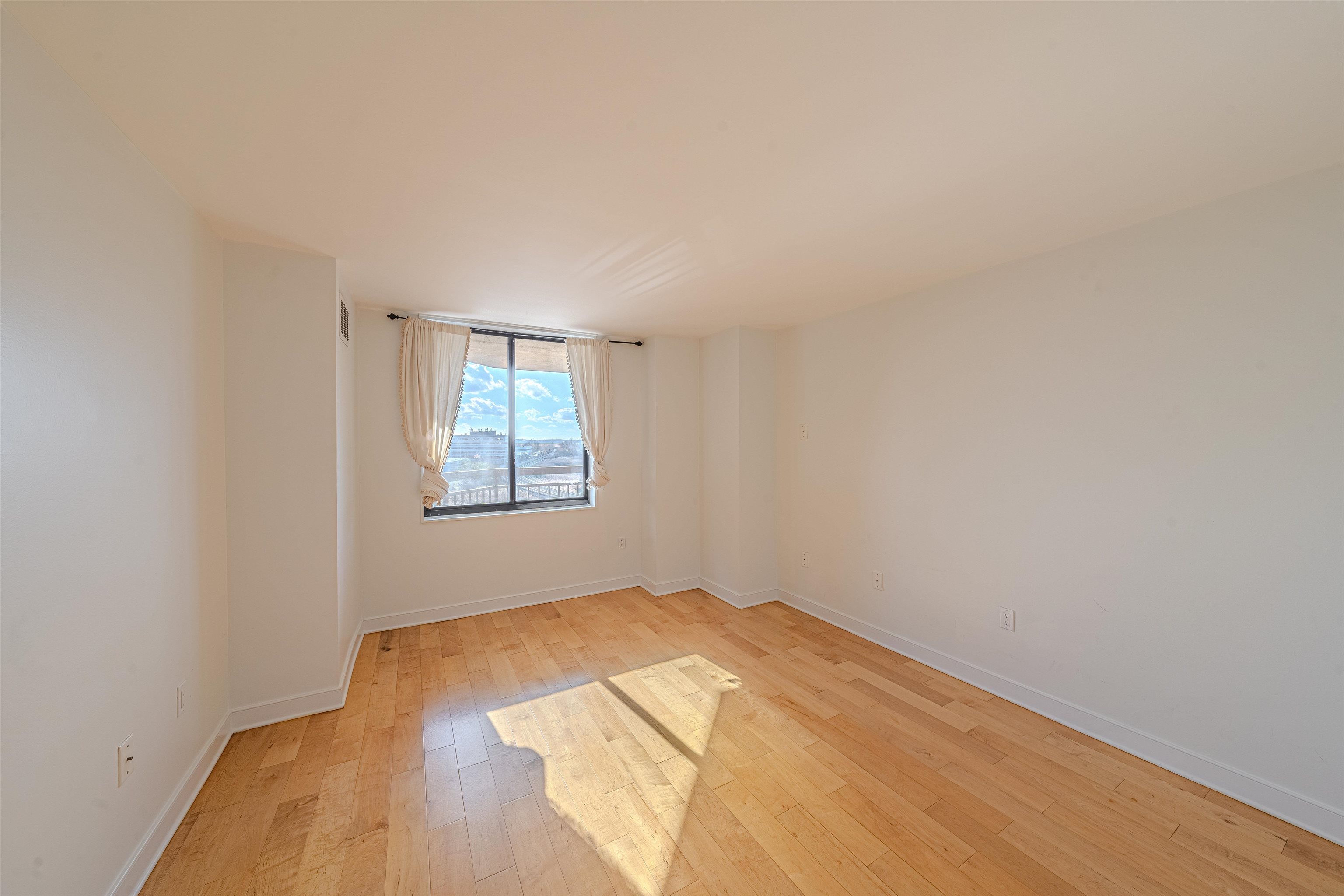 532 Harmon Cove Tower #532, Secaucus, New Jersey image 17