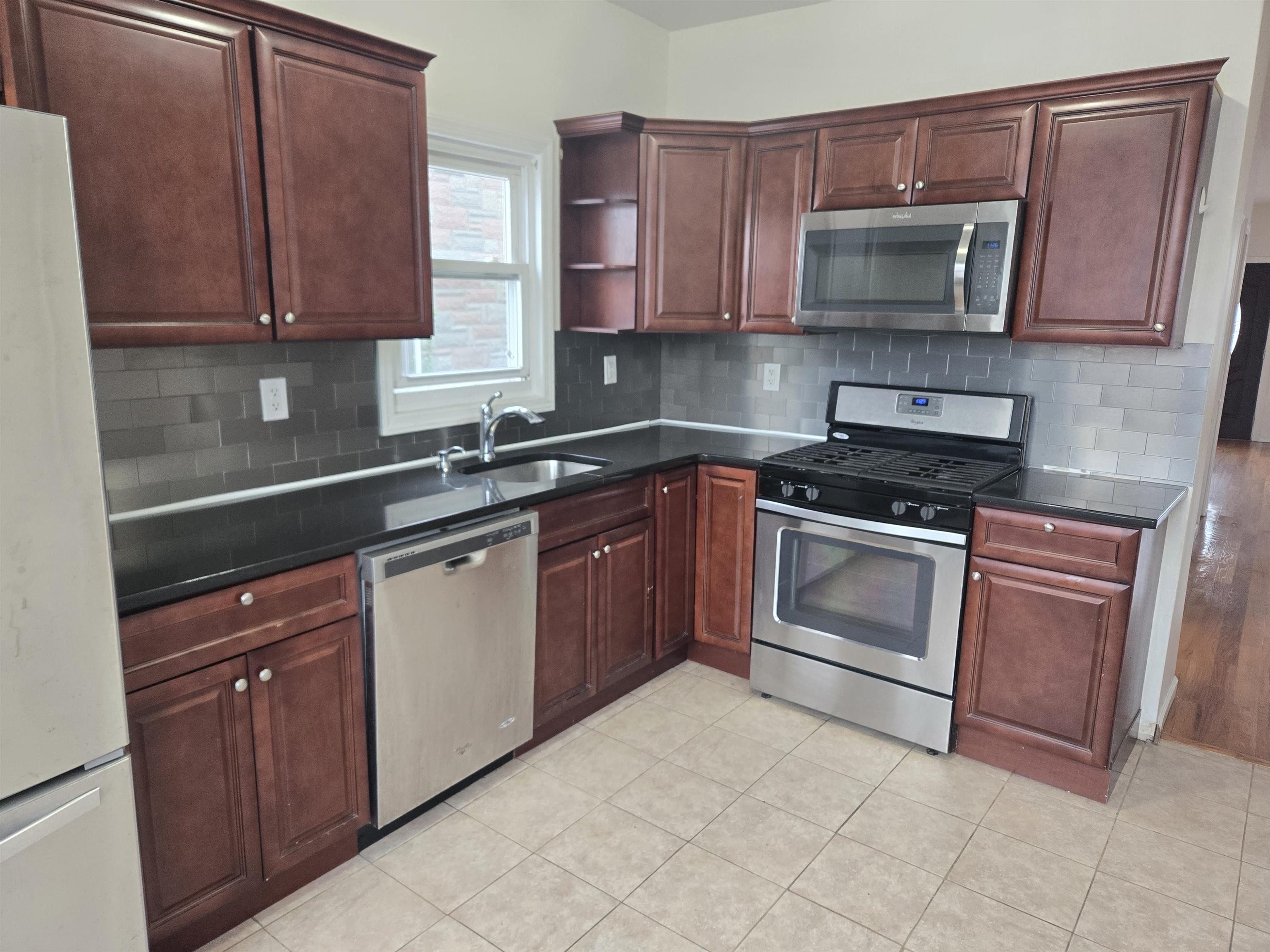 Bayonne, New Jersey 07002, United States, 3 Bedrooms Bedrooms, ,2 BathroomsBathrooms,Residential,Active,256559