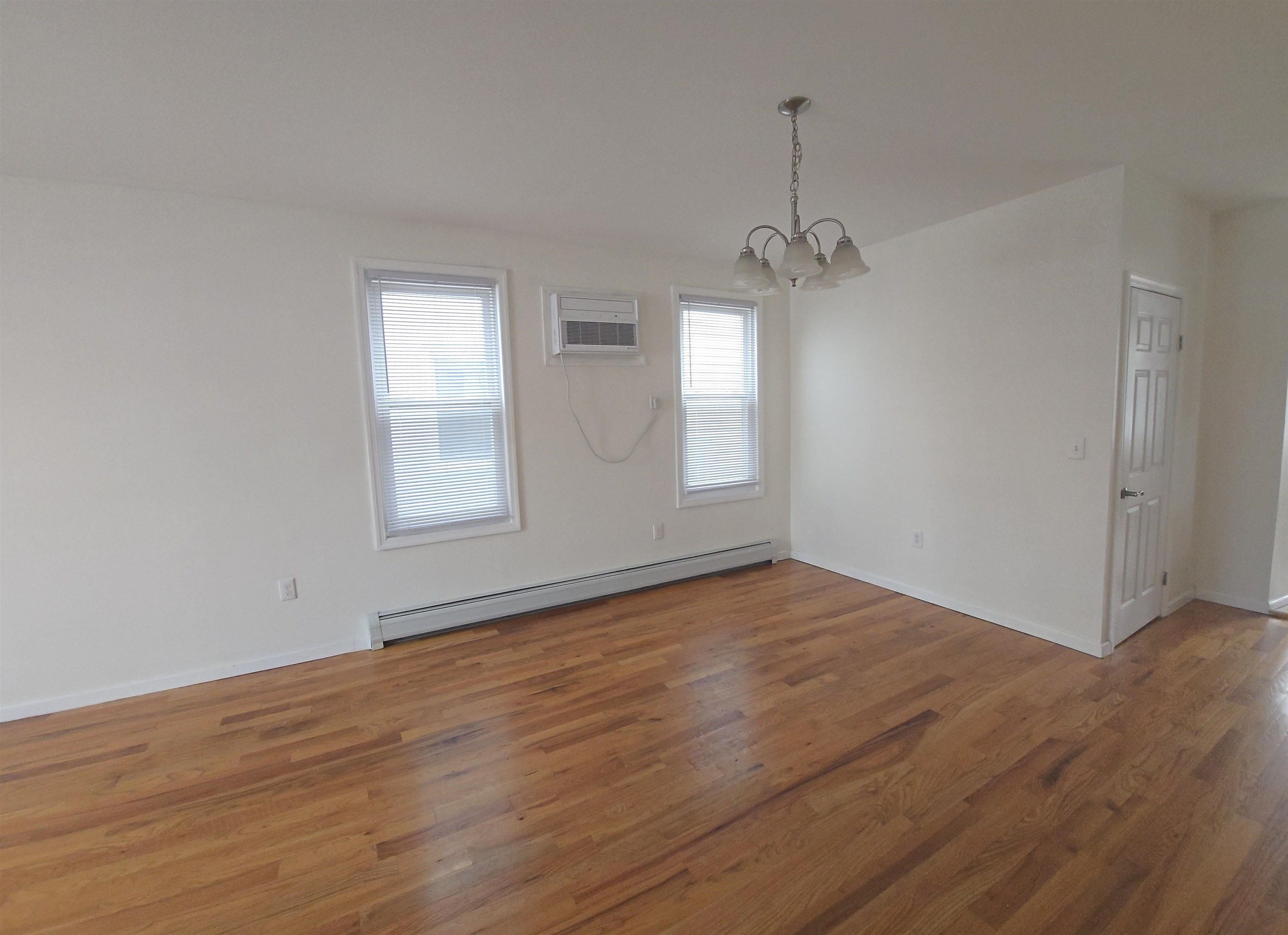 Bayonne, New Jersey 07002, United States, 3 Bedrooms Bedrooms, ,2 BathroomsBathrooms,Residential,Active,256559