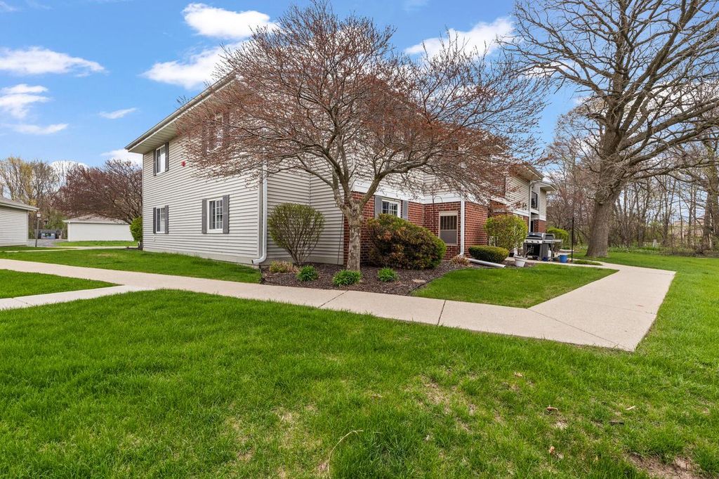 Photo of N110W16867 Ashbury CIRCLE #7, Germantown, WI 53022 (MLS # 1960397)