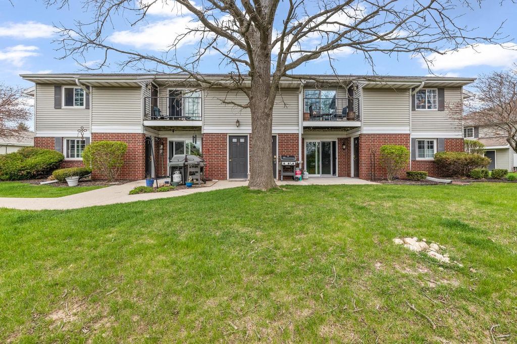 Photo of N110W16867 Ashbury CIRCLE #7, Germantown, WI 53022 (MLS # 1960397)