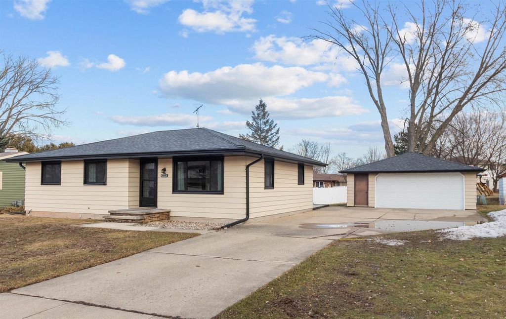 Photo of 1410 Miami CIRCLE, Little Chute, WI 54140 (MLS # 50321335)