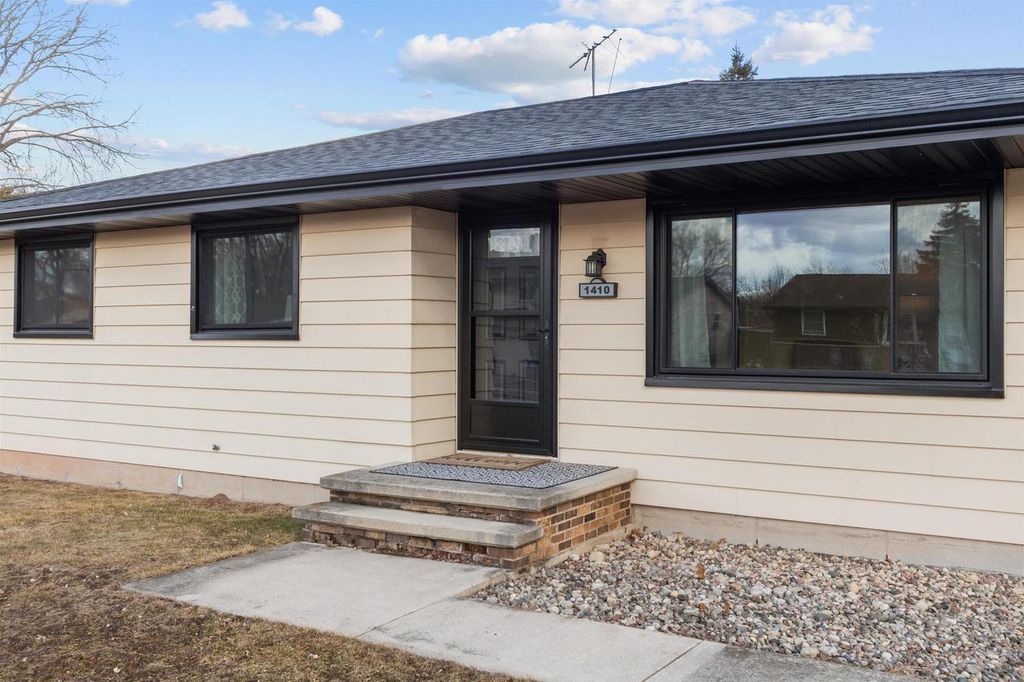 Photo of 1410 Miami CIRCLE, Little Chute, WI 54140 (MLS # 50321335)