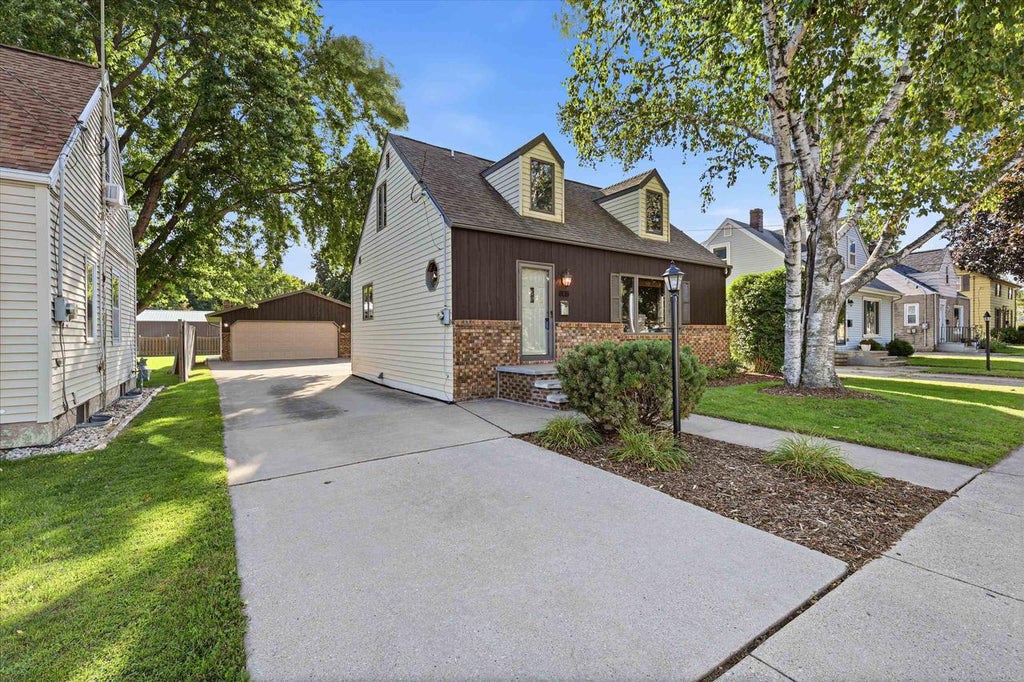 Photo of 808 Grand AVENUE, Little Chute, WI 54140 (MLS # 50332535)