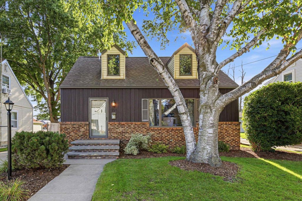 Photo of 808 Grand AVENUE, Little Chute, WI 54140 (MLS # 50332535)