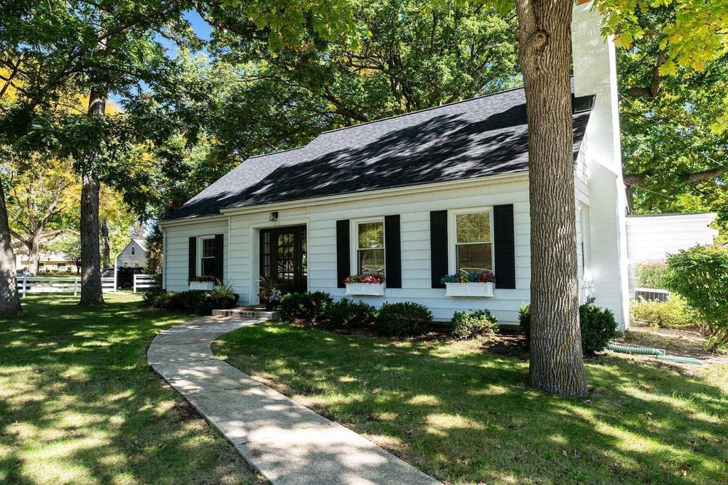 Photo of 1672 N 124th STREET, Wauwatosa, WI 53226 (MLS # 1984243)