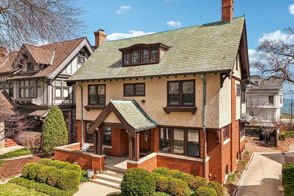 Photo of 2518 N Terrace AVENUE, Milwaukee, WI 53211 (MLS # 1957033)