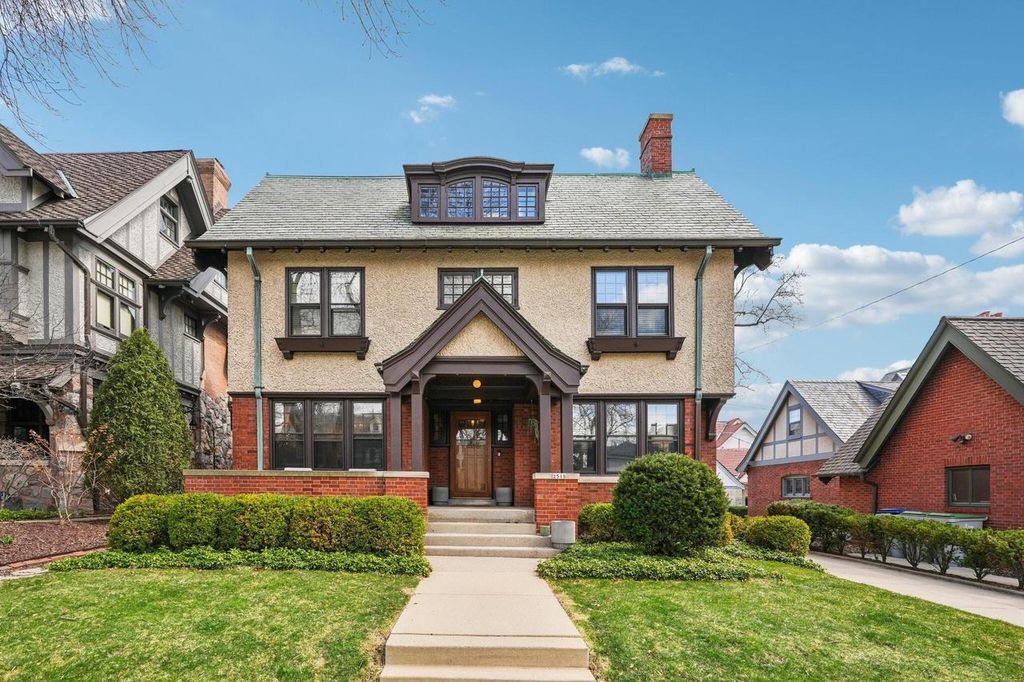 Photo of 2518 N Terrace AVENUE, Milwaukee, WI 53211 (MLS # 1957033)