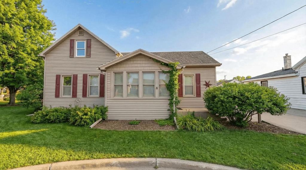 Photo of 636 W 7th AVENUE, Oshkosh, WI 54902 (MLS # 50322940)