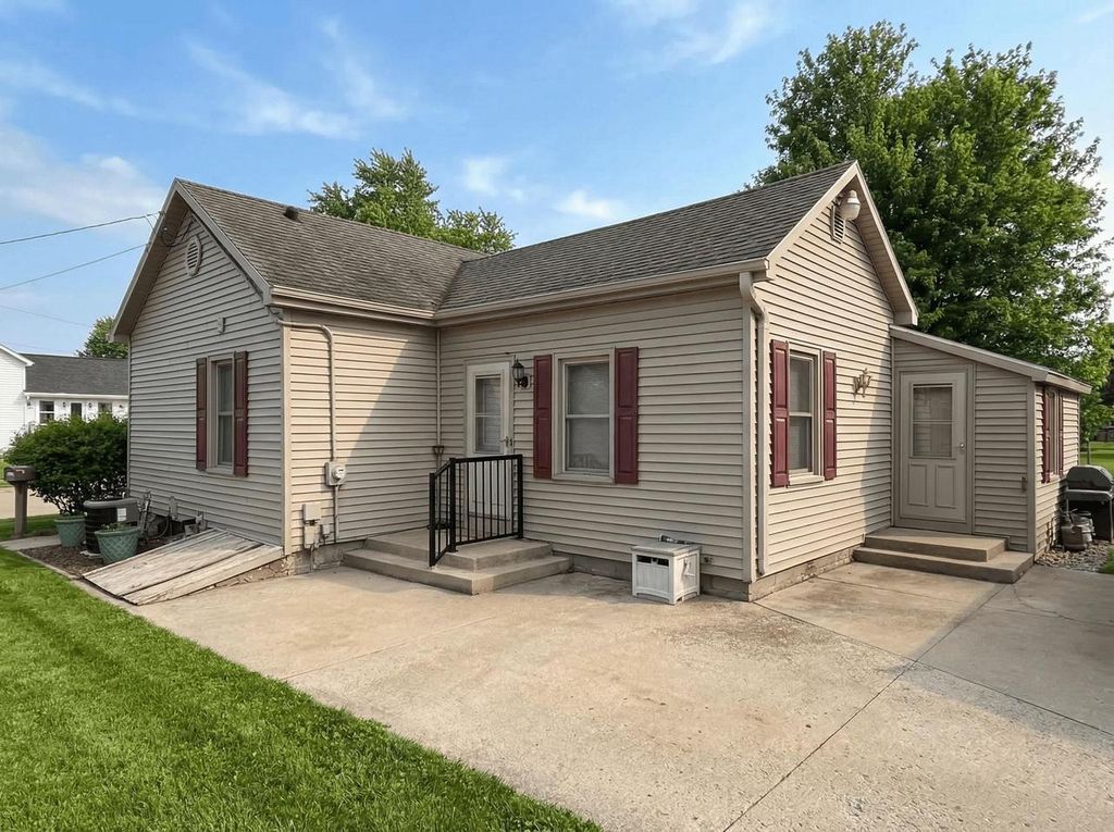 Photo of 636 W 7th AVENUE, Oshkosh, WI 54902 (MLS # 50322940)