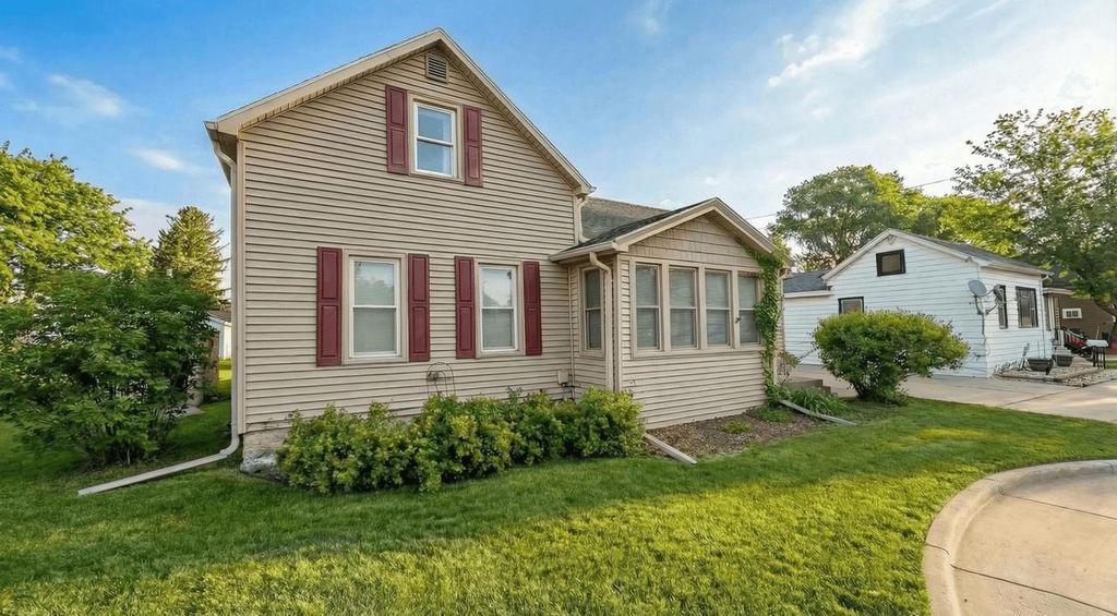 Photo of 636 W 7th AVENUE, Oshkosh, WI 54902 (MLS # 50322940)