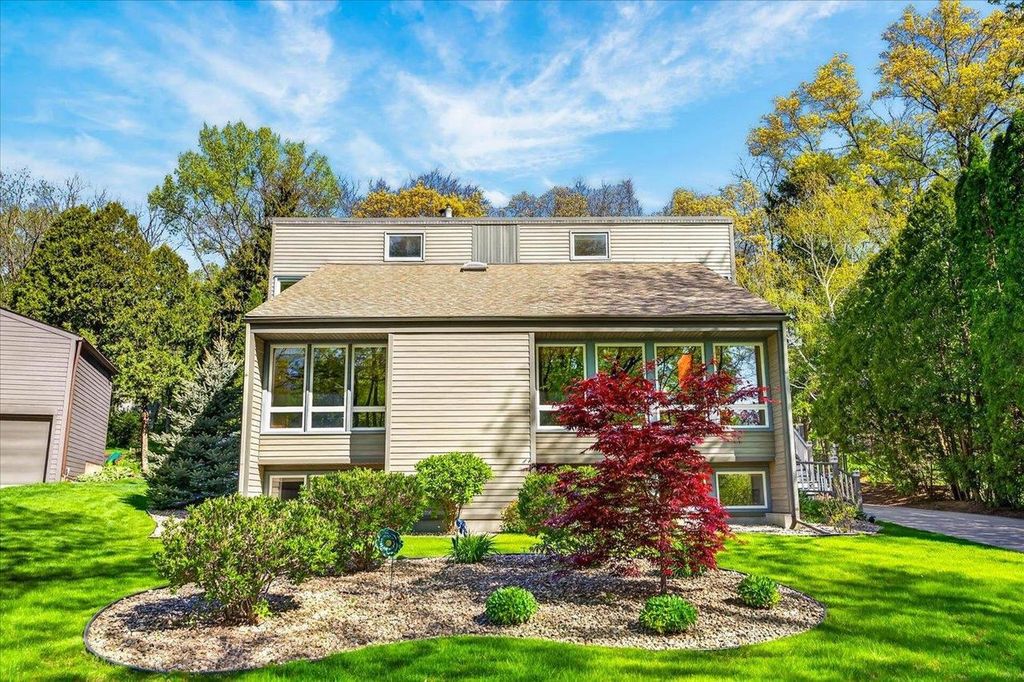 Photo of 1118 Sunridge DRIVE, Madison, WI 53711 (MLS # 2022815)