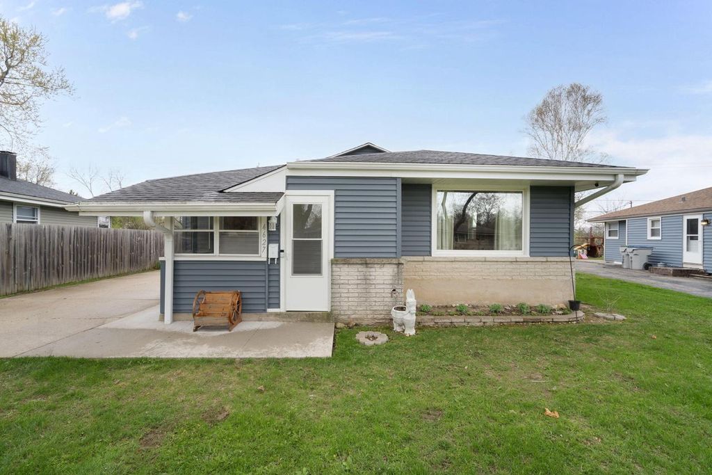 Photo of 4627 W Kiley AVENUE, Milwaukee, WI 53223 (MLS # 1960254)