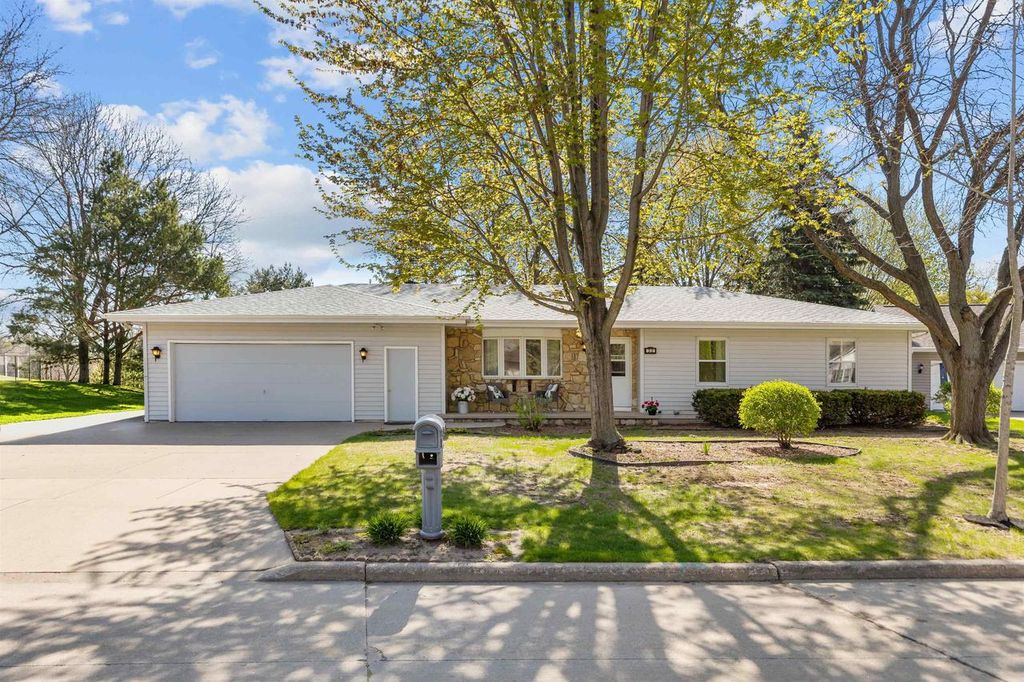 Photo of 32 Thistle Down COURT, Appleton, WI 54915 (MLS # 50325294)