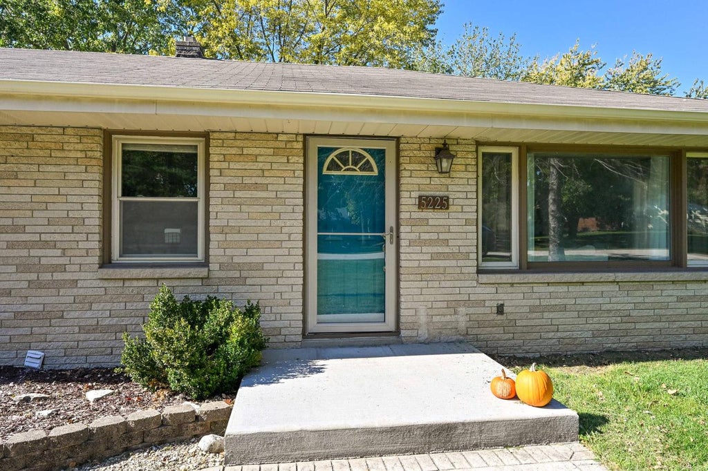 Photo of 5225 S Brennan DRIVE, New Berlin, WI 53146 (MLS # 1986615)