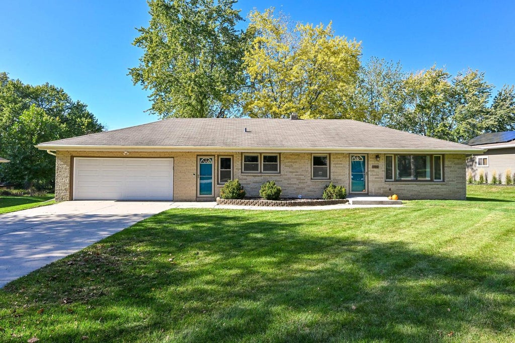 Photo of 5225 S Brennan DRIVE, New Berlin, WI 53146 (MLS # 1986615)