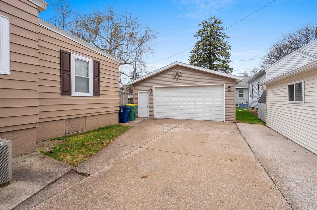 Photo of 806 11th AVENUE, Green Bay, WI 54304 (MLS # 50324430)