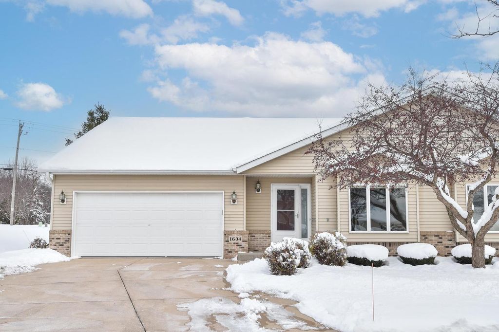 Photo of 1604 Morning Glory DRIVE, Hartford, WI 53027 (MLS # 1944321)