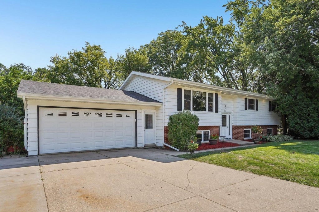 Photo of 401 Woodview DRIVE, Sun Prairie, WI 53590 (MLS # 2030968)