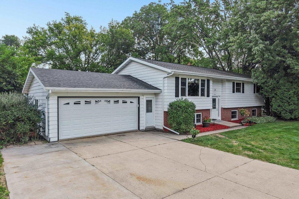Photo of 401 Woodview DRIVE, Sun Prairie, WI 53590 (MLS # 2030968)