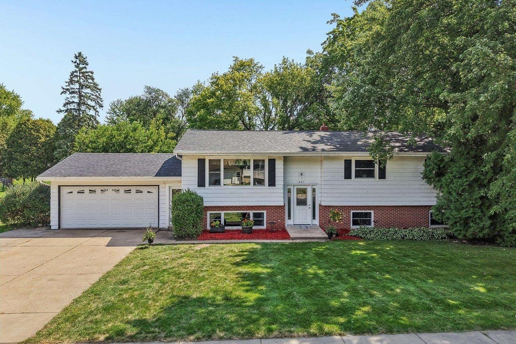 Photo of 401 Woodview DRIVE, Sun Prairie, WI 53590 (MLS # 2030968)