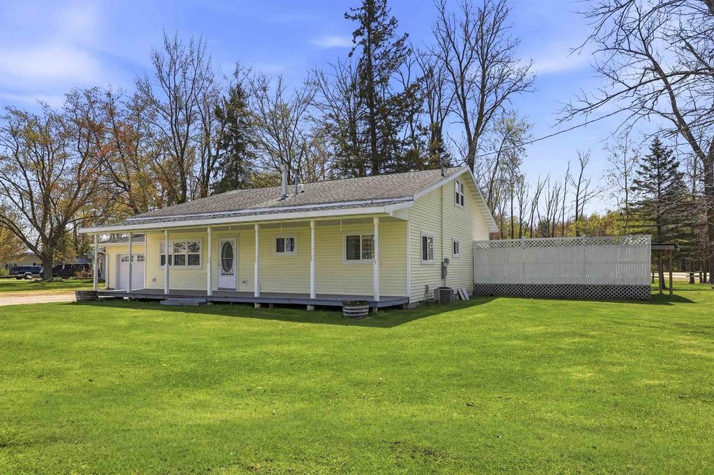 Photo of N5699 Maders CIRCLE, Shawano, WI 54166 (MLS # 50325340)