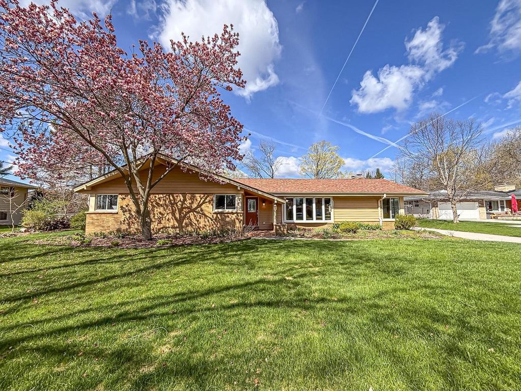 Photo of 1185 Apache TRAIL, Brookfield, WI 53005 (MLS # 1958886)