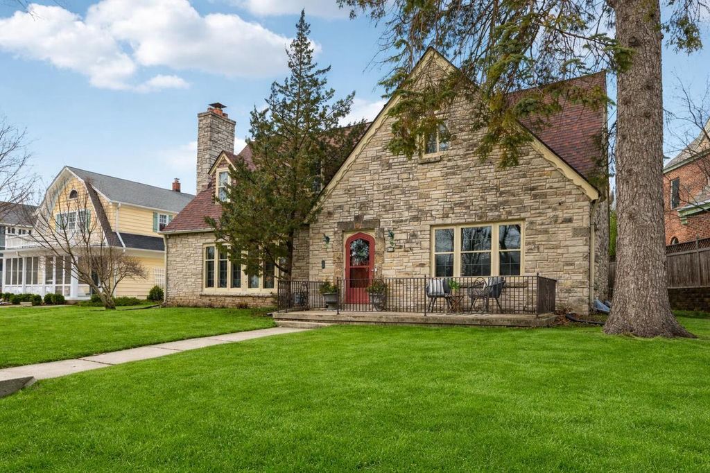 Photo of 858 E Glen AVENUE, Whitefish Bay, WI 53217 (MLS # 1951141)