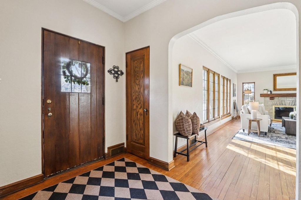 Photo of 858 E Glen AVENUE, Whitefish Bay, WI 53217 (MLS # 1951141)