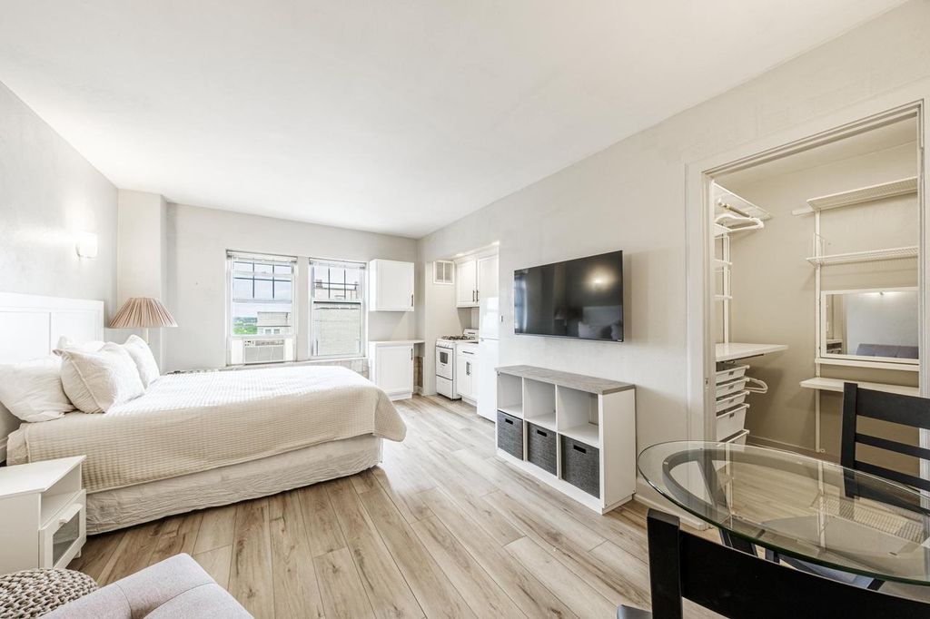 Photo of 1028 E Juneau AVENUE #812, Milwaukee, WI 53202 (MLS # 1949657)